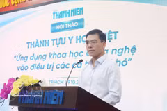 Le docteur Ha Anh Duc, directeur du Département de gestion des services médicaux, salue les compétences des praticiens vietnamiens. Photo: VNA