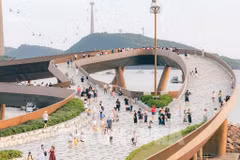 Des touristes visitent Câu Hôn, dans la zone économique spéciale de Phu Quô. Photo : VNA