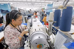 Les exportations de vêtements contribuent de manière significative aux exportations nationales. Photo : VNA