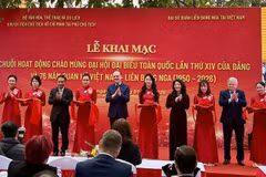 Cérémonie d'ouverture de l'exposition thématique intitulée "Le Président Hô Chi Minh et l’Assemblée nationale du Vietnam - 80 ans d’un parcours glorieux". Photo: VNA