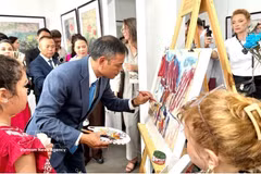 La démonstration de peinture en direct réalisée par le peintre Ngo Duc Hoang. Photo: VNA