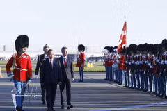 Le secrétaire général du Parti et président To Lam (gauche) et le roi Frederik X de Danemark passent en revue la garde d'honneur. Photo : VNA