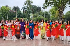 Le Festival de l'"Ao Dai dans les rues" est organisé par l’Union des femmes du district de Ba Dinh, en 2022, à Hanoï. Photo : VNA