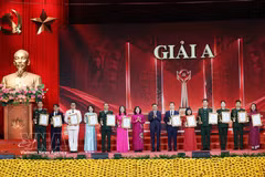 Le permanent du Secrétariat Tran Cam Tu (7e, droite) et Mme Bui Thi Minh Hoai (7e, gauche) décernent 12 premiers prix (prix A) aux auteurs et collectifs d'auteurs distingués. Photo: VNA