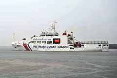 Le navire CSB 8001 des garde-côtes vietnamiens quitte Hô Chi Minh-Ville pour une visite de travail et d’échange d’expériences avec les garde-côtes indonésiens. Photo: VNA
