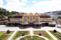 Construite par les Français entre 1932 et 1938, la gare de Da Lat constituait autrefois un maillon essentiel de la ligne Phan Rang – Da Lat. Photo: VNA