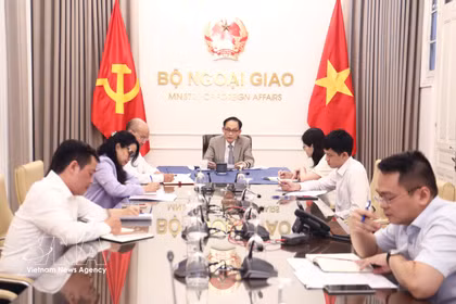 Le ministre vietnamien des Affaires étrangères Le Hoai Trung s’est entretenu par téléphone avec son homologue canadienne Anita Anand. Photo : VNA
