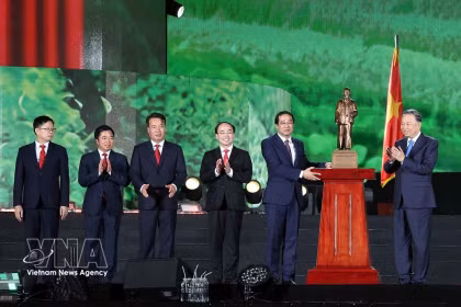 Le secrétaire général et président To Lam offre une statue du Président Ho Chi Minh à Thai Nguyen. Photo : VNA