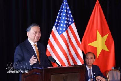 Le dirigeant To Lam prend la parole lors de la rencontre avec des experts et intellectuels vietnamiens aux États-Unis. Photo : VNA