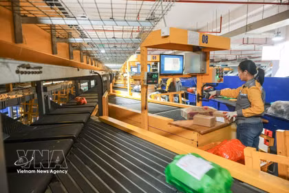 La Poste vietnamienne intensifie l'utilisation des technologies modernes, modernise sa logistique et promeut l'économie numérique. Photo : VNA