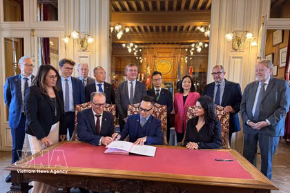 Des représentants d'entreprises et des autorités locales signent les documents requis. Photo : VNA