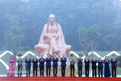 La cérémonie marquant l’inauguration de la statue « Oncle Ho avec la nation en fête ». Photo : VNA