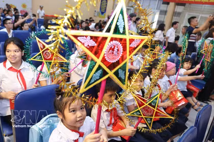L'atmosphère était joyeuse et chaleureuse alors que les élèves des écoles d'éducation spécialisée de Hanoï célébraient la Fête de la mi-automne. Photo : VNA
