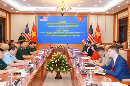 Nguyen Truong Thang, vice-ministre de la Défense et Mme Jennifer Wicks, ambassadrice des États-Unis d'Amérique, s'entretiennent avant la signature de l'accord. Photo : VNA