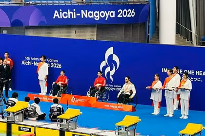 Do Thanh Hai (droite) et Le Tien Dat terminent respectivement premier et deuxième du 100 m brasse masculin, catégorie de handicap SB5. Photo : thethao.sggp.org.vn