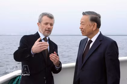 Le roi danois Frederik X présente le projet d'île artificielle de Lynetteholm au secrétaire général du Parti et président To Lam lors d'une excursion en bateau sur l'île. Photo : VNA.
