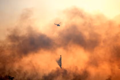 Des hélicoptères larguent de l'eau pour éteindre un feu de forêt dans le Sumatra du Sud, en Indonésie. Photo : Xinhua/VNA.
