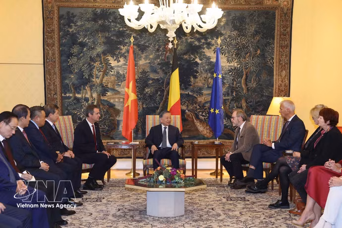 Le secrétaire général du Parti communiste du Vietnam et président de la République, To Lam, a eu une entrevue avec les présidents des deux chambres du Parlement fédéral belge, Vincent Blonde (gauche) et Peter De Roover (droite). Photo : VNA