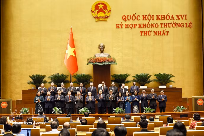 Le président de l’Assemblée nationale, Trân Thanh Mân, avec des représentants de l’Organisation des parlementaires d’amitié du Vietnam de la 16e législature et des délégués internationaux. Photo : VNA