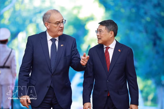 Le Premier ministre Lê Minh Hung (droite) et le président suisse Guy Parmelin. Photo : VNA