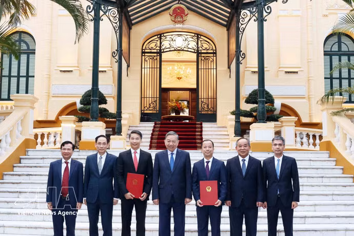 Le secrétaire général du Parti et président de la République, Tô Lâm, et les délégués avec les deux ambassadeurs nouvellement nommés. Photo : VNA