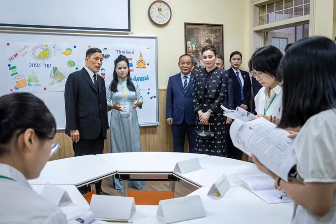 Le Roi et la Reine de Thaïlande visitent une classe de langue thaïe. Photo : dantri.vn