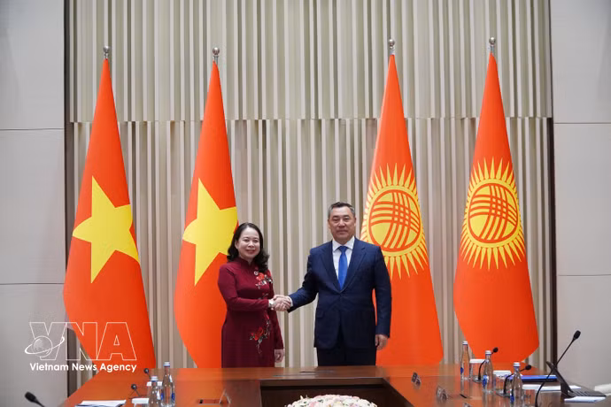 La vice-présidente vietnamienne Vo Thi Anh Xuan et le président kirghiz Sadyr Japarov. Photo : VNA