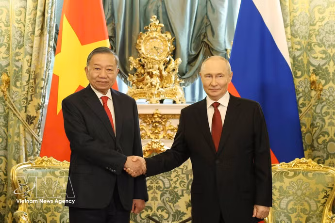 Le secrétaire général du Parti communiste du Vietnam et président de la République, Tô Lâm, et le président russe Vladimir Poutine. Photo : VNA