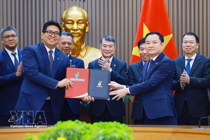 Le Premier ministre Lê Minh Hung assiste à la cérémonie de remise de l’Accord d’alliance stratégique entre le Groupe national de l’industrie et de l’énergie du Vietnam (PVN) et la Compagnie nationale pétrolière de Malaisie (PETRONAS). Photo : VNA