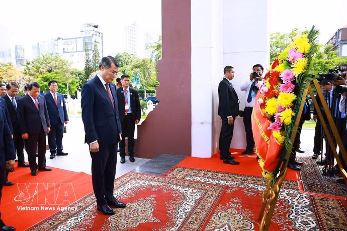 Le Premier ministre Le Minh Hung dépose une gerbe au monument commémoratif du défunt roi Norodom Sihanouk, à Phnom Penh. Photo : VNA