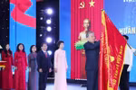 Le secrétaire général To Lam épingle l’Ordre de Hô Chi Minh sur le Drapeau traditionnel de la VNA. Photo : VNA