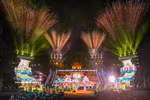 Le spectacle artistique comprenait un feu d'artifice spectaculaire. Photo : VNA
