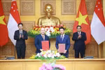 Le Premier ministre Pham Minh Chinh et le Premier ministre singapourien Lawrence Wong assistent à la remise d'un mémorandum de coopération entre des organisations des deux pays. Photo : VNA