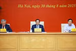 Le Premier ministre Pham Minh Chinh (au milieu) lors de la réunion. Photo: VNA