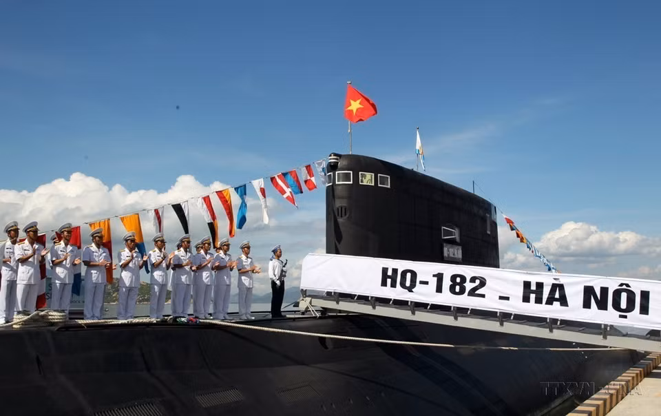 Cérémonie de lever du drapeau national sur les sous-marins HQ-182 Hanoi et HQ-183 Ho Chi Minh-Ville en 2014 dans la province de Khanh Hoa (Centre). Photo: VNA
