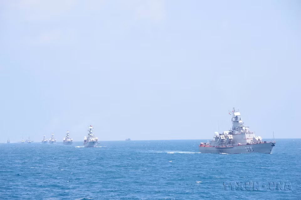 Activités d'entraînement et de tir réel en mer du Commandement de la 2e Zone navale en 2021. Photo: VNA