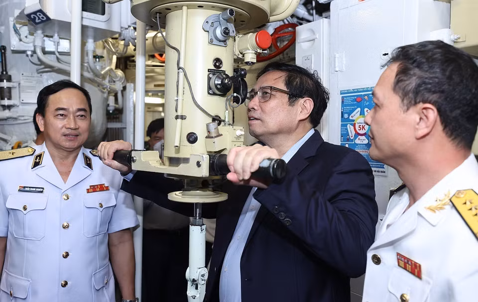 Le Premier minister Pham Minh Chinh rend visite à la brigade sous-marine 189, le 12 mars 2022 dans la province de Khanh Hoa (Centre). Photo: VNA