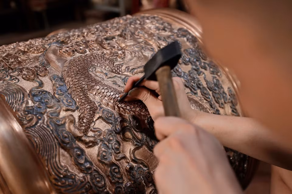 Chaque motif est sculpté de manière méticuleuse. Phto: VNA