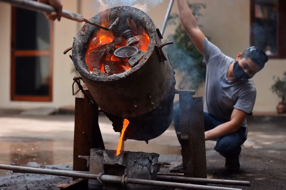 Le moulage du bronze consiste à verser du bronze en fusion dans un moule creux pour créer des sculptures ou des objets. Photo: VNA