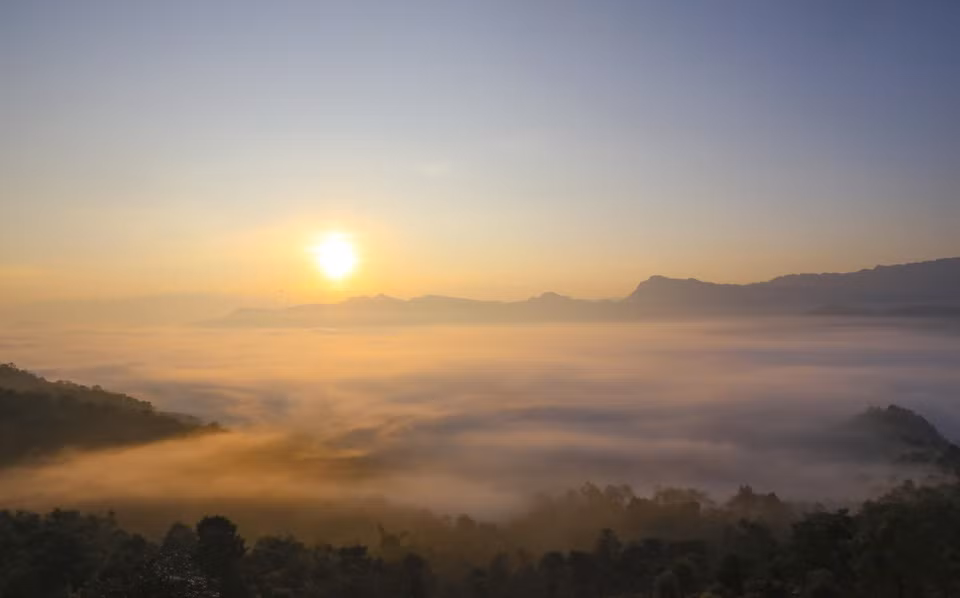 Les premiers rayons du matin font de la scène de la vallée d'Ang Nua plus magique comme une féerie. Photo: VNA