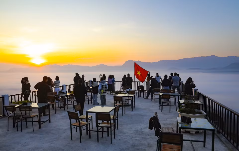 Une cafétéria dotée une vue panoramique et idéale pour les visiteurs désirant à prendre des photos avec la mer de nuages. Photo: VNA