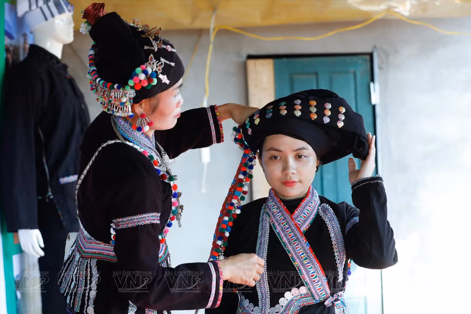 Une touriste essaie une tenue traditionnelle de l'ethnie Lao. Photo: VNA