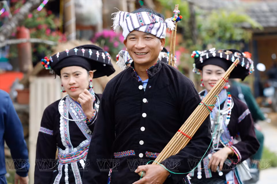 Les hommes de l'ethnie Lao portent souvent un foulard traditionnel orné de motifs complexes brodés à main. Photo : VNA