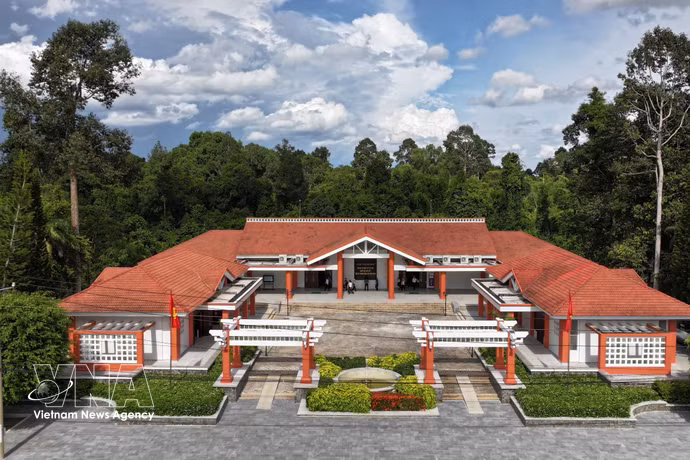 Le siège du Bureau central pour le Sud du Vietnam, site historique national exceptionnel, est situé au cœur du parc national de Lo Go-Xa Mat. Photo : VNA