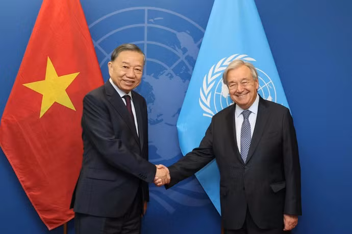 Le secrétaire général du Parti communiste du Vietnam (PCV) et président vietnamien, To Lam (gauche), et le secrétaire général de l'ONU, António Guterres. Photo: VNA