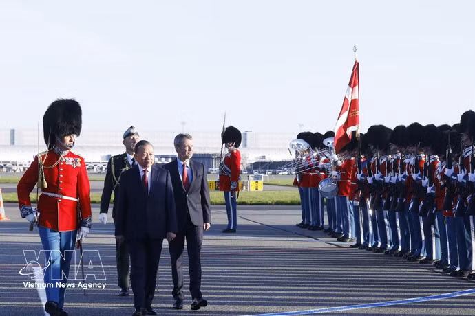 Le secrétaire général du Parti et président To Lam (gauche) et le roi Frederik X de Danemark passent en revue la garde d'honneur. Photo : VNA