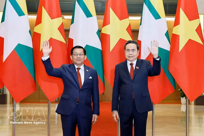 Le président de l'Assemblée nationale Tran Thanh Man (droite) et le président birman Min Aung Hlaing. Photo: VNA