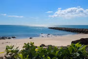 La mer bleue, le sable blanc et les récifs rocheux naturels façonnent le charme unique et captivant de la plage Cua Tung. Photo: VNA