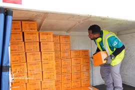 Acheminement de matériel de secours à l'aéroport international de Caracas. Photo: VNA