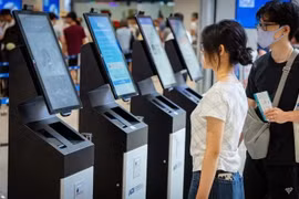 L'enregistrement biométrique améliore l'expérience des passagers à l'aéroport de Noi Bai. Photo : Vietnamplus